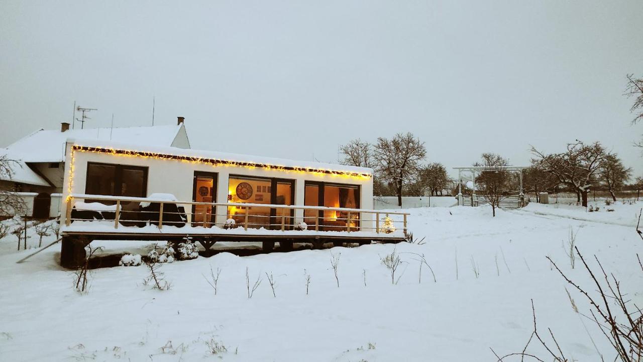 Ranch 66 - Moderni Tiny House Black Swallow Ve Stylu Route 66 Se Saunou A Bazenem Tršice Buitenkant foto
